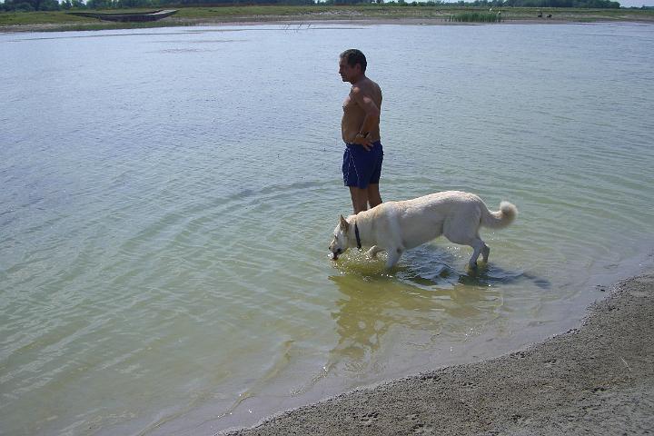 CIMG1252.JPG - Ganz in unserer Nhe ist dieser schne See. Sehr erfrischend, bei fast 40 Grad....