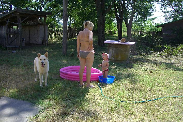 CIMG1517.JPG - Lara hatte sogar 2 Pools! Es war aber auch sehr hei Anfang August