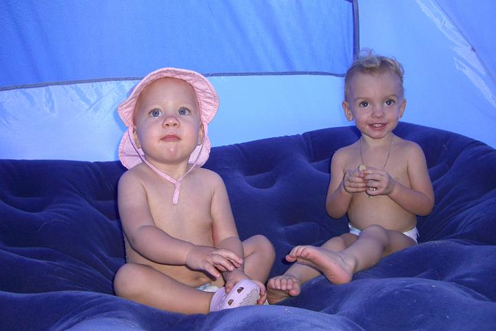 CIMG1553.JPG - Lara und Vanessa  haben sich gut verstanden
