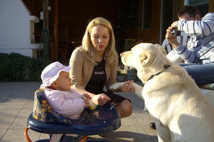 CIMG7605.JPG - Hndchenhalten mit Bianca. Hoffentlich wird Rainer nicht eiferschtig